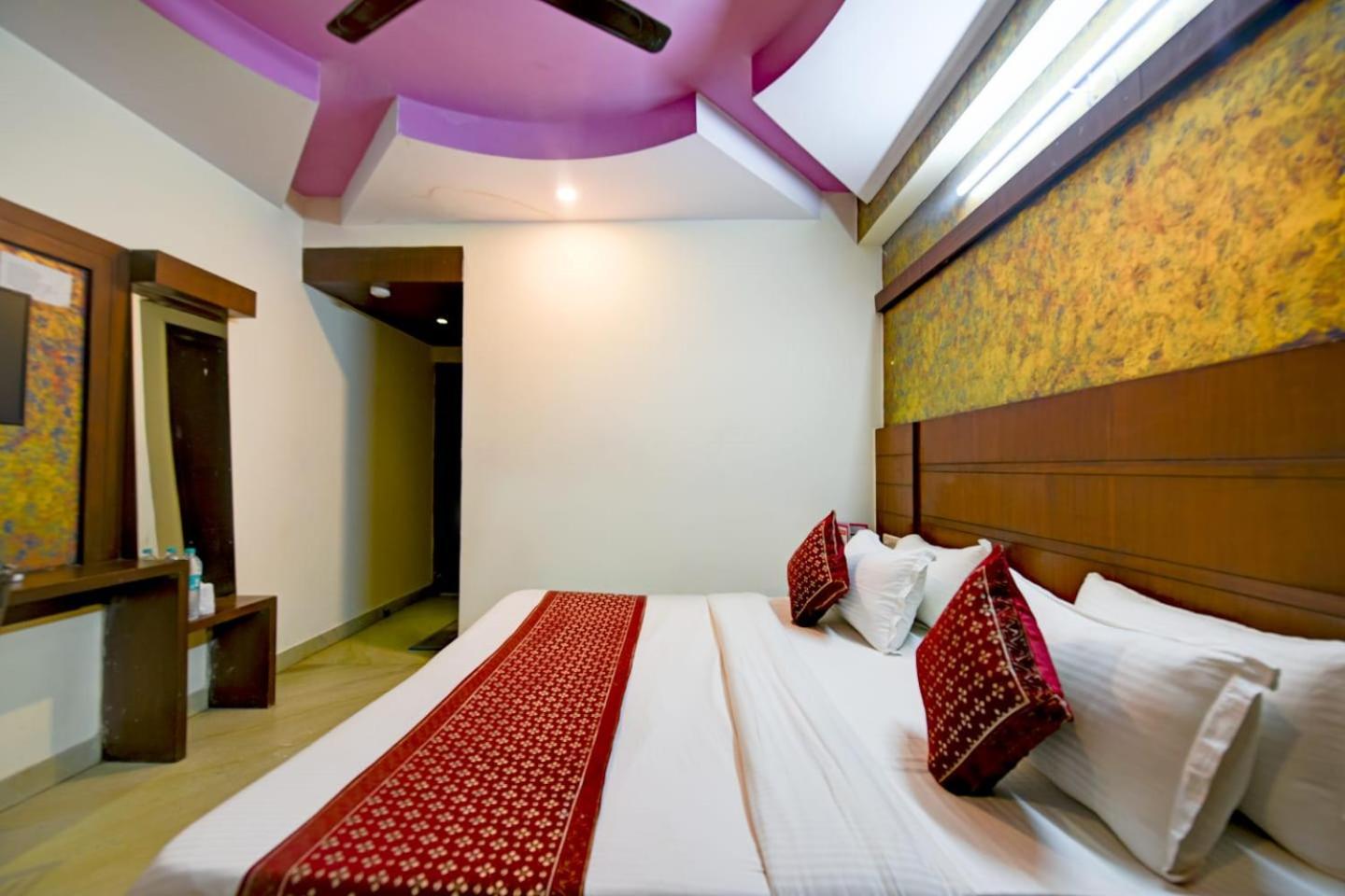 Hotel Re Pose Near Railway Station 3*